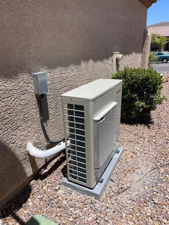 Residential air conditioning condenser unit in Hewitt